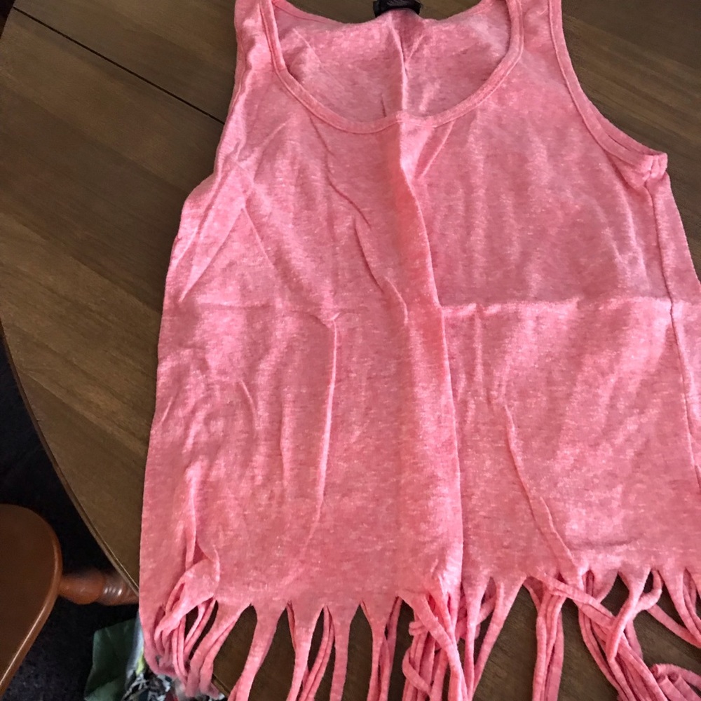 Tank with fringed bottom